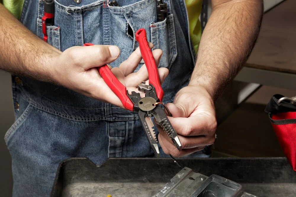 Milwaukee 4932478554 7 In 1 Wire Stripping Pliers - Image 4